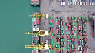 鸟瞰港口集装箱码头进出口集装箱船深水港商业物流