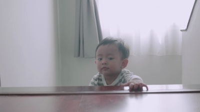 小婴儿(12个月)男孩爬上台阶