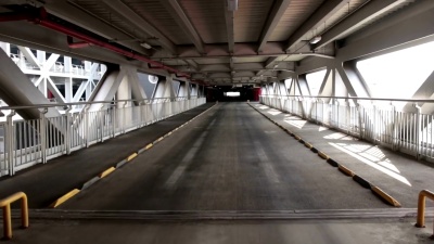 空荡荡的停车场隧道路。工业内部
