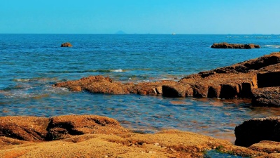 有岩石的海滩