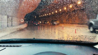 汽车司机在下雨的时候跑进了隧道。