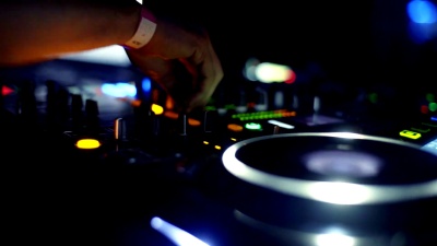 DJ在俱乐部特写中混合音乐。