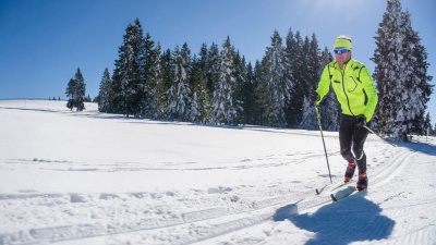 在平行凹槽滑雪道上的越野滑雪者