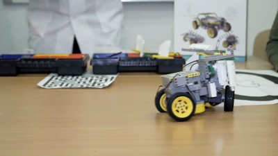 可爱的孩子们在小学建造电动机器人的镜头