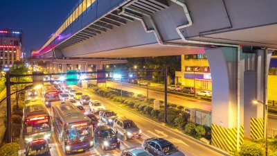 夜间现代城市市中心高架路下的道路交通。延时