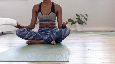年轻的黑人妇女在家里用VR护目镜冥想