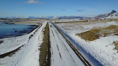 冰岛东海岸冬季雪山景观飞过冰雪路面