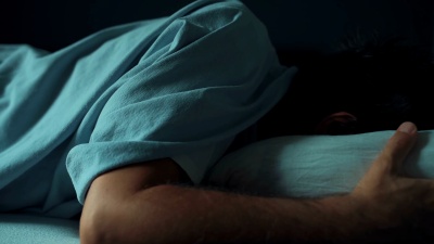 早晨抑郁，床上不安分的男人