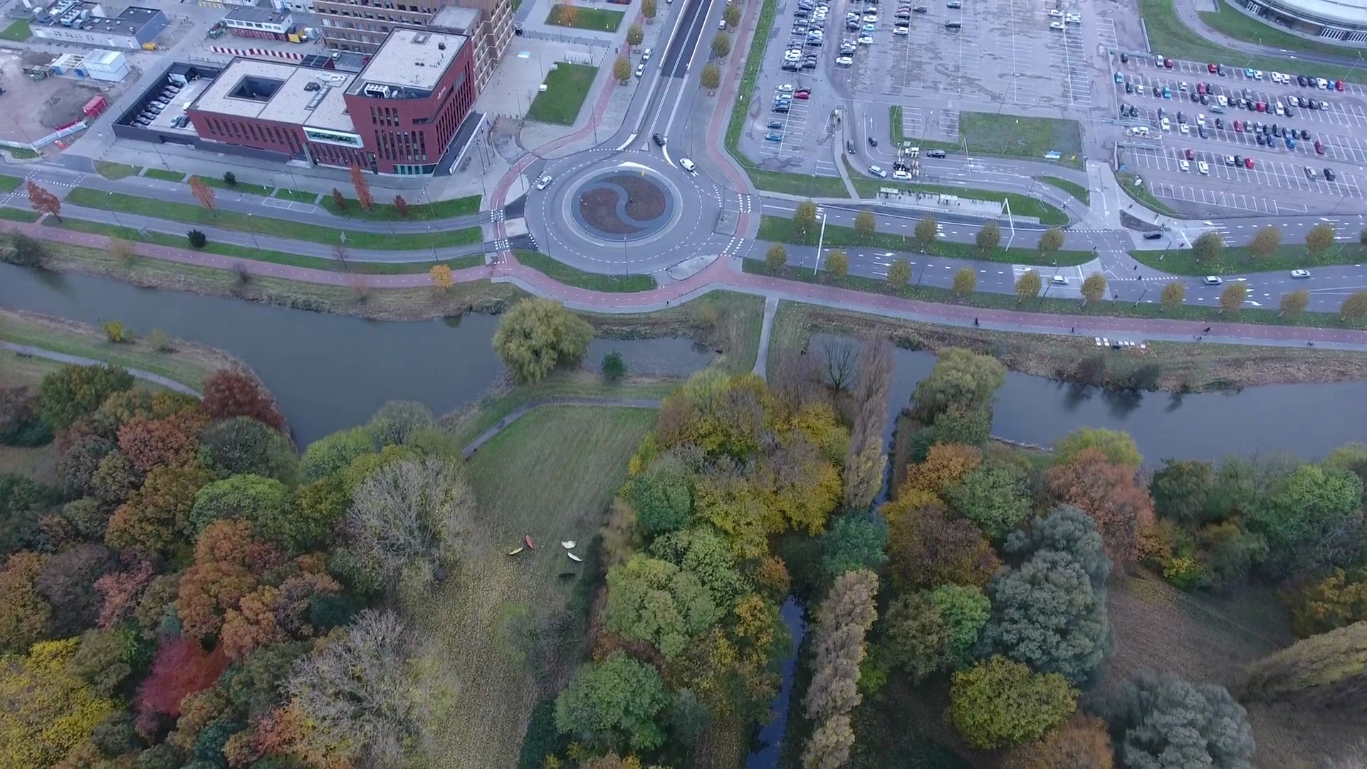 环形交叉路口周围的自动停车场，鸟瞰，Dordrecht，荷兰