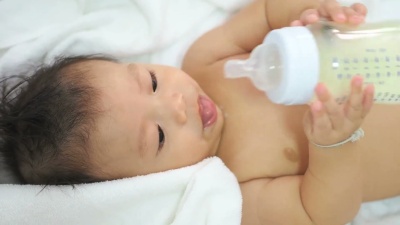 6个月婴儿吸奶