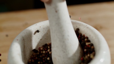 Slo MO Cook在砂浆中爆裂胡椒粒