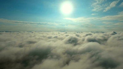 在云层上方朝向太阳的风景飞行