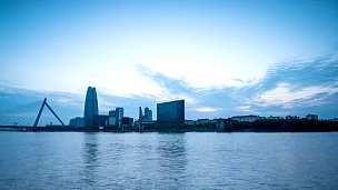 黎明时分宁波河岸的天际线和现代建筑，延时摄影。
