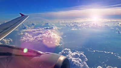 黄昏时窗外的飞机机翼和天空景色