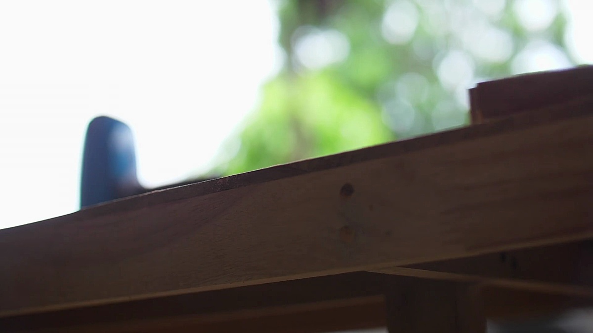 木匠用砂纸抛光木桌自然阳光慢镜头