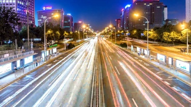 北京快速路的繁忙的交通，延时，夜晚