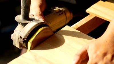 用轨道砂光机手工工具抛光木制家具