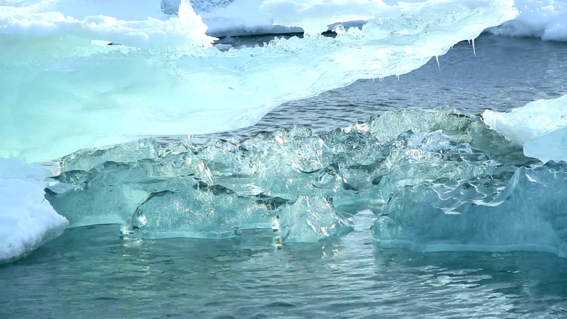 冰岛冰川泻湖Jokulsarlon的浮冰破裂