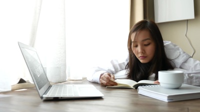 年轻女子在家看书