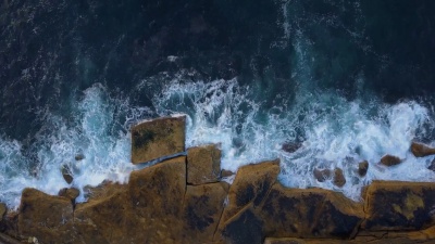 波浪撞击岩石
