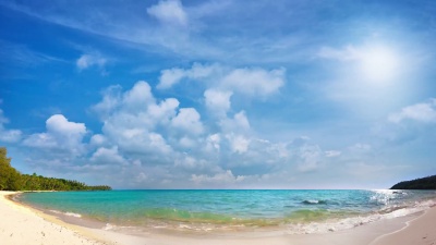 波涛汹涌的大海映衬着晴朗的天空