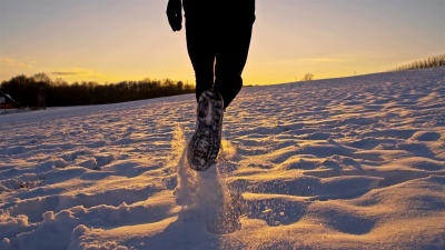 慢动作男人在雪地里慢跑