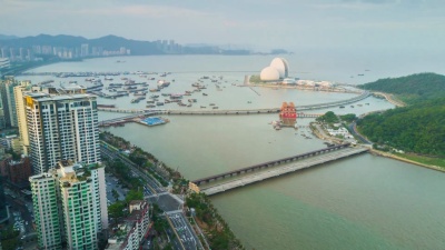 中国傍晚日落时间珠海市海湾著名歌剧院空中全景 延时摄影