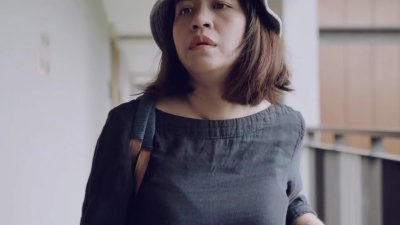 年轻女子用门禁卡打开防盗门-