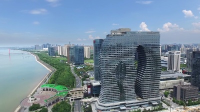 现代城市中临河的现代建筑