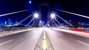 现代城市宁波夜里桥上交通繁忙，延时摄影。