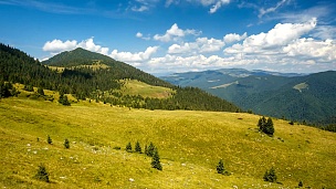 在夏天阳光明媚的日子里，白云飞过群山。喀尔巴阡山脉，乌克兰。