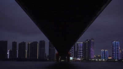 多云的天气，水上的红桥和遥远的城市