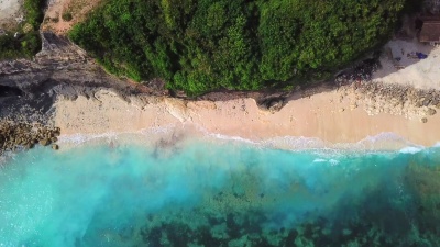 Nusa Penida-从上面的海滩。直线无人机射击
