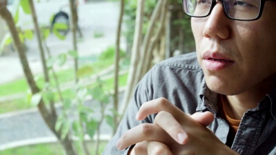 孤独的男人坐着，喝着咖啡，等待着某人