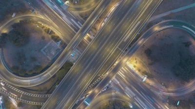 从黄昏到夜晚的道路交叉口航拍