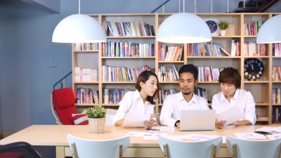 合作项目的亚洲学生小组