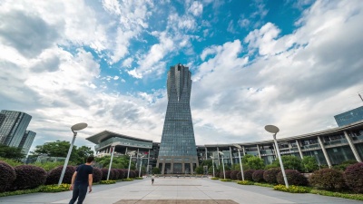 现代城市时代套索市中心的现代抽象建筑