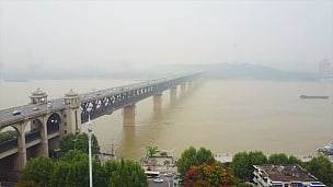 中国雾天时间武汉市著名长江大桥空中全景 
