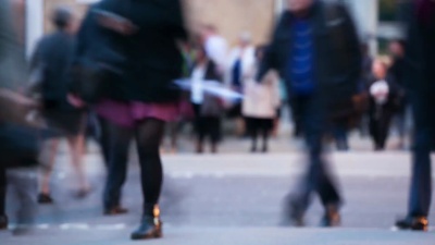 黄昏时行人穿越道路的延时，英国伦敦