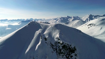 格鲁吉亚山脉雪峰的空中拍摄。慢动作无人机视频