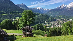 春天，德国巴伐利亚，贝希特斯加登镇和沃兹曼山的田园诗般的高山风光