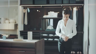 女人穿衣服