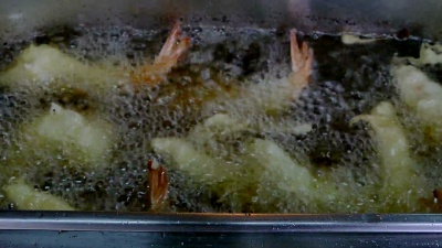  镜头，厨师手工烹饪油炸对虾，天妇罗日式食物，在厨房