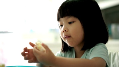 亚洲女孩子正在享受早餐