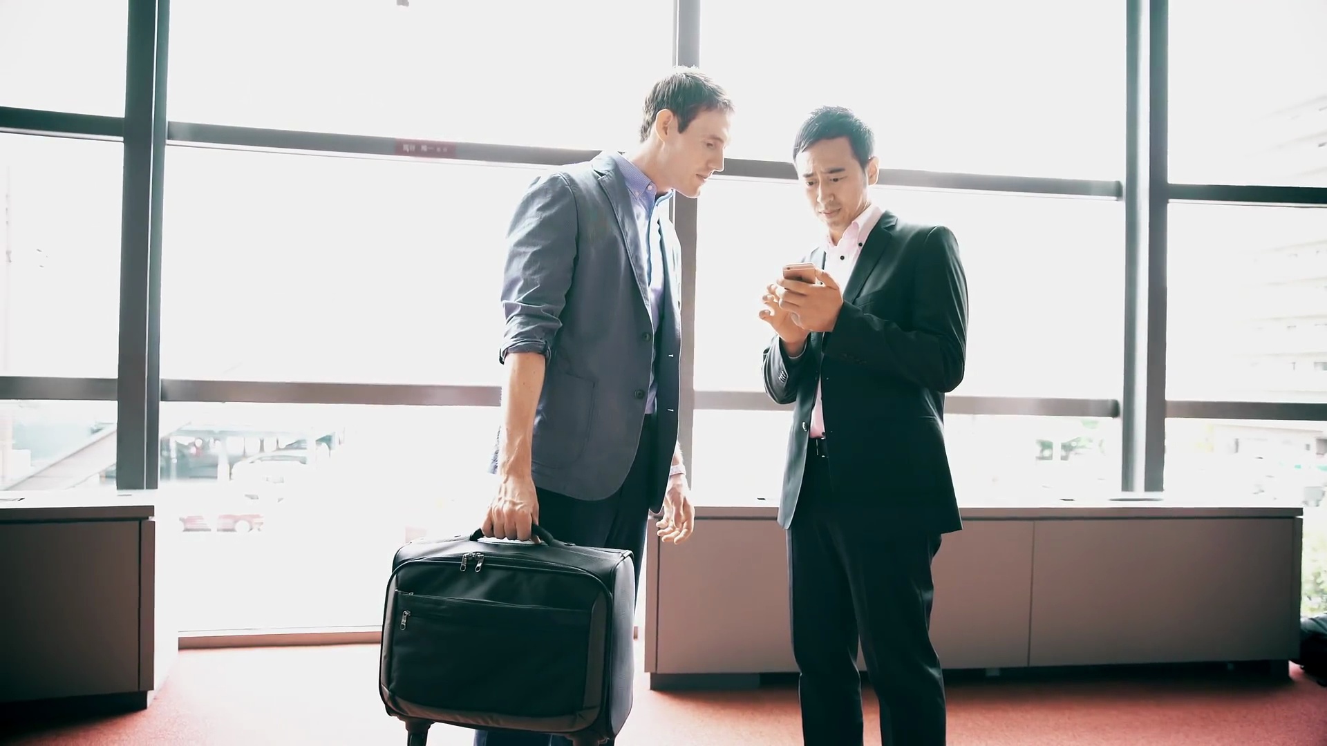 DS商人在公司走廊与同事交谈
