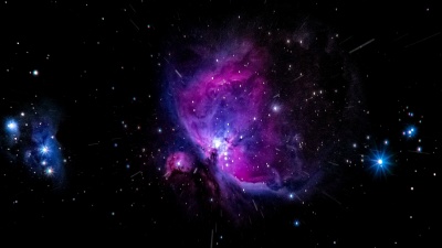 在太空中飞过星空。紫色