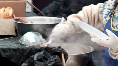 穷人接受户外用餐冬季城市食品赠送