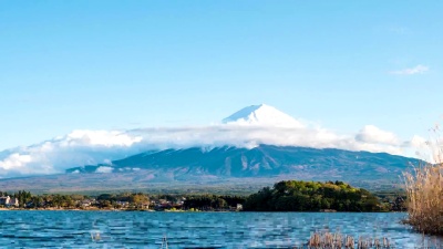 T/L Td富士山对蓝天，河口湖，日本
