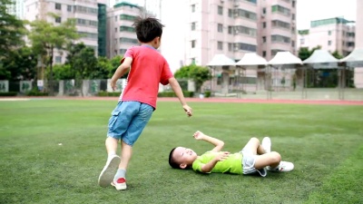 两兄弟在公园里玩