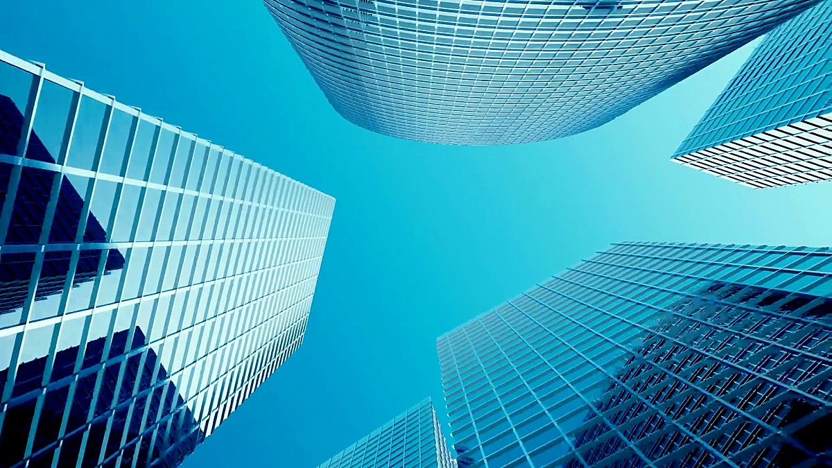 摩天大楼用蓝色玻璃，高层建筑，摩天大楼，成功工业建筑的商业理念。3D动画